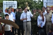 En el parque Santander de Tame reafirmó su petición de desmovilización a la guerrilla y pidió a la administración de Bogotá no atacar a la Policía Nacional.